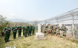 Border guards of Viet Nam, China hold joint patrol