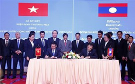 Viet Nam, Laos sign new trade agreement