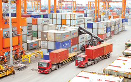 Trade value exceeds US$303 billion in first five months