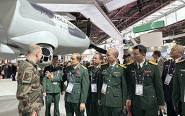 Viet Nam attends largest int’l land, air-land defence, security exhibition in Paris