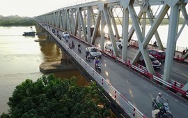 Ha Noi bans certain types of vehicles on Chuong Duong bridge