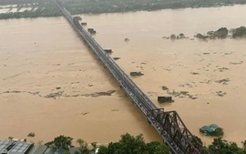 Red River's rising water level poses flooding risk