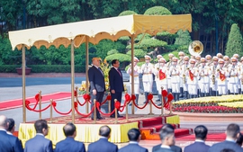 PM hosts official welcome ceremony for Russian counterpart