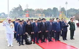 Leaders pay tribute to President Ho Chi Minh on Lunar New Year occasion