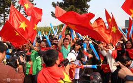 Fans welcome home Golden Star Warriors at Noi Bai airport