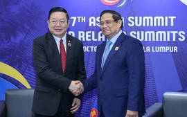Prime Minister Pham Minh Chinh meets ASEAN Secretary-General Kao Kim Hourn in Kuala Lumpur