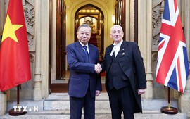 Party leader meets top British legislators in London