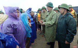Deputy PM Mai Van Chinh inspects flood damage at Hue Imperial Citadel