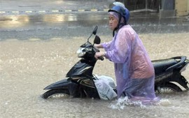 Heavy downpours leave Ha Noi's low-lying streets under water