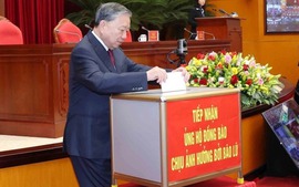 Top Party leader supports flood-affected residents