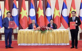 Viet Nam, Laos sign important cooperation documents