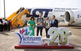 Viet Nam welcomes 20th millionth int’l tourist for first time
