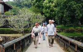 Number of foreign visitors to Viet Nam up 21% in 11 months