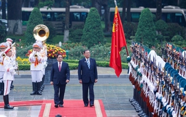 Prime Minister Pham Minh Chinh hosts official welcome ceremony for Japanese counterpart Ishiba Shigeru