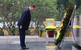 Japanese Prime Minister Ishiba Shigeru pays respect to President Ho Chi Minh
