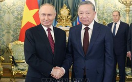 Party leader To Lam holds talks with President Putin in Moscow