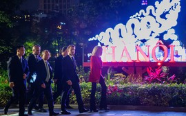 President Macron takes night stroll around Hoan Kiem Lake