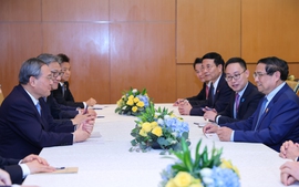 Prime Minister Pham Minh Chinh meets Chinese Premier Li Qiang in Malaysia