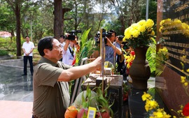 Prime Minister pays tribute to fallen heroes, former prisoners in Con Dao