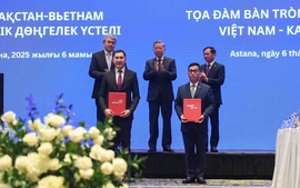 Party Chief attends Viet Nam–Kazakhstan business roundtable in Astana