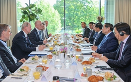 Prime Minister calls on major Swedish businesses to expand investment in Viet Nam