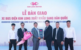 Local carmaker Kim Long hands over first batch of busses to Korean partner
