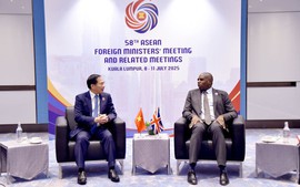 Deputy PM, FM Bui Thanh Son meets British Foreign Secretary David Lamy on AMM-58 sidelines