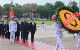 Top leaders pay tribute to President Ho Chi Minh, heroic martyrs