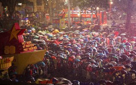 Ha Noi pavements packed with visitors hours ahead of final military parade rehearsal