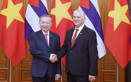 Party chief affirms Viet Nam's call for ending unilateral embargoes and sanctions against Cuba