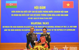 Minister Phan Van Giang holds talks with Azerbaijani counterpart
