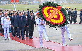 Leaders pay tribute to President Ho Chi Minh ahead of 14th National Party Congress