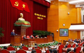 14th Party Central Committee elects 19 Politburo members