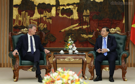 Leading container shipping company to help develop Viet Nam into regional cargo transshipment hub