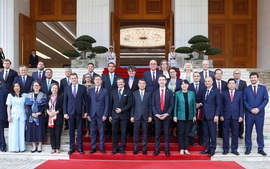 Prime Minister Le Minh Hung hosts EU Ambassadors, Chargé d'affaires in Viet Nam