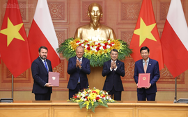 Prime Minister Le Minh Hung holds summit meeting with Polish counterpart Donald Tusk