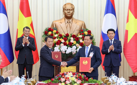 Viet Nam, Laos exchange 11 cooperation documents