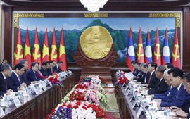 Top Vietnamese, Lao leaders hold summit meeting in Vientiane