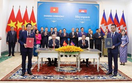 Vietnamese Party chief witnesses signing of cooperation documents in Cambodia