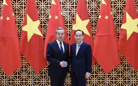 Vietnamese, Chinese foreign ministers hold strategic discussion in Ha Noi