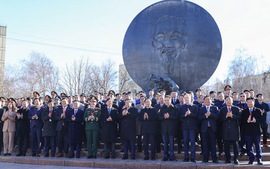 Prime Minister pays floral tribute to President Ho Chi Minh in Russia