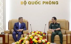 General Phan Van Giang receives U.S. Acting Secretary of the Navy Hung Cao