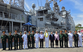 Aircraft carrier USS George Washington begins first visit to Viet Nam
