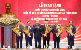 Top leader presents Ho Chi Minh Order to five former Politburo members