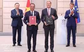 Viet Nam, France sign cooperation agreements in Paris