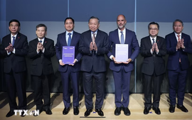 General Secretary and President To Lam visits Pfizer's global headquarters
