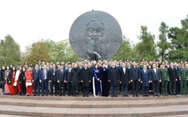 Party chief pays floral tribute to President Ho Chi Minh in Russia