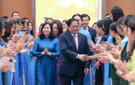 越南政府总理范明正与越南妇女进行对话