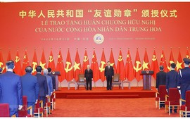 中共中央总书记、中国国家主席习近平向越共中央总书记阮富仲授予友谊勋章