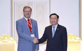 王廷惠主席重申，越南重视与俄罗斯的关系